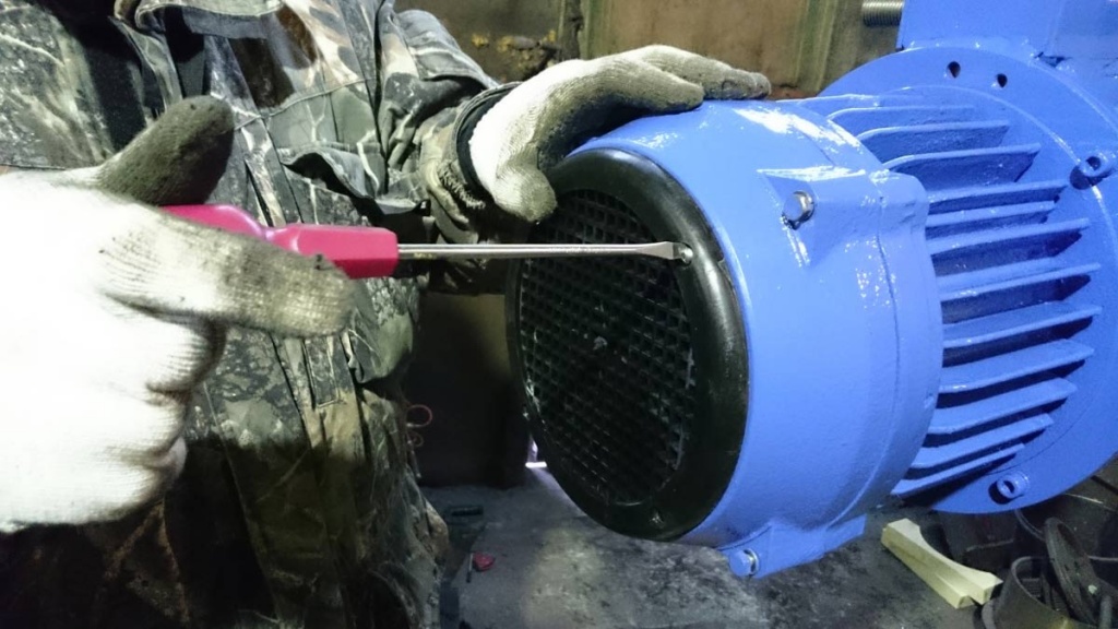 Ремонт подъемника для производства после блокировки тормозного колеса электротельфера из-за замерзания воды