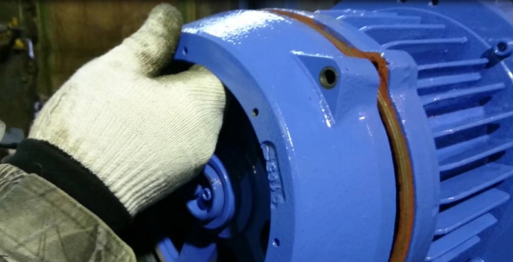Ремонт подъемника для производства после блокировки тормозного колеса электротельфера из-за замерзания воды